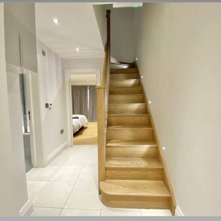 Luxury 4-Bed Apartment With Balcony & Garden, Near Emirates Stadium, 15 Mins To Central Лондон Экстерьер фото