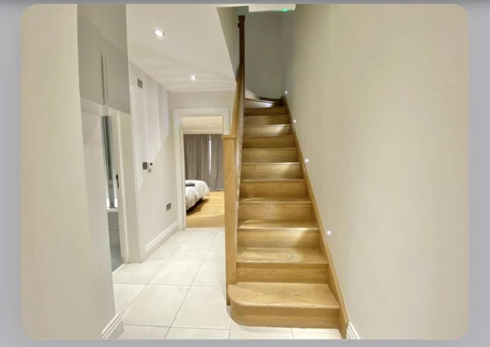 Luxury 4-Bed Apartment With Balcony & Garden, Near Emirates Stadium, 15 Mins To Central Лондон Экстерьер фото