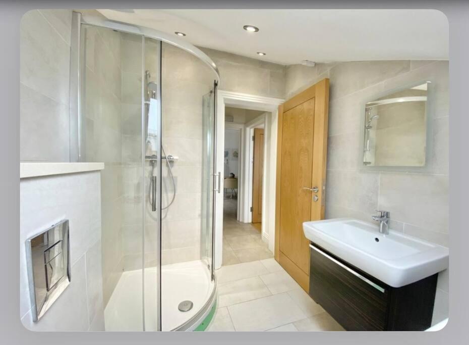 Luxury 4-Bed Apartment With Balcony & Garden, Near Emirates Stadium, 15 Mins To Central Лондон Экстерьер фото