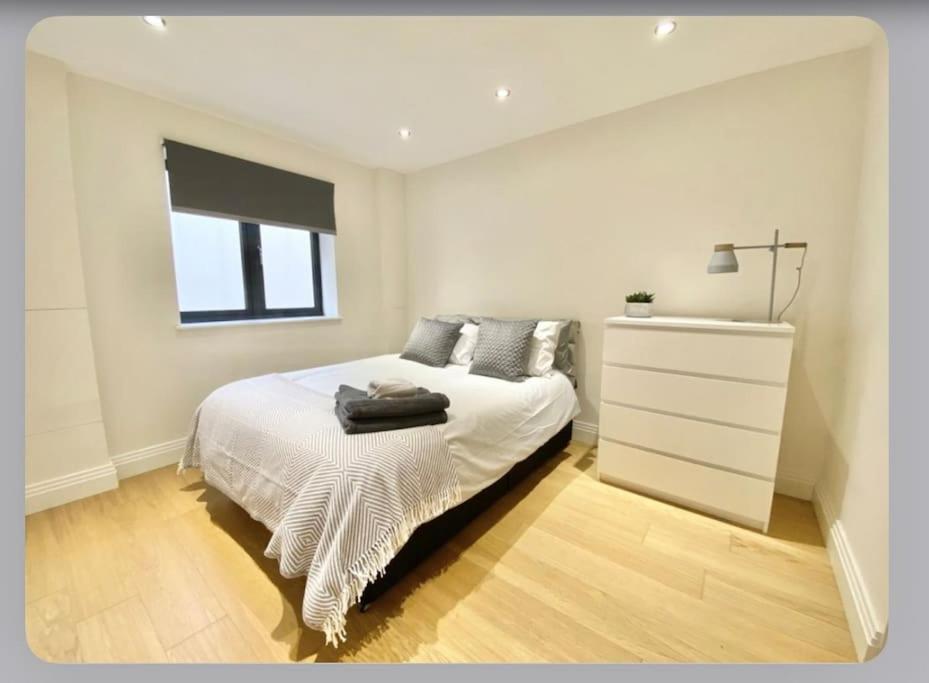 Luxury 4-Bed Apartment With Balcony & Garden, Near Emirates Stadium, 15 Mins To Central Лондон Экстерьер фото