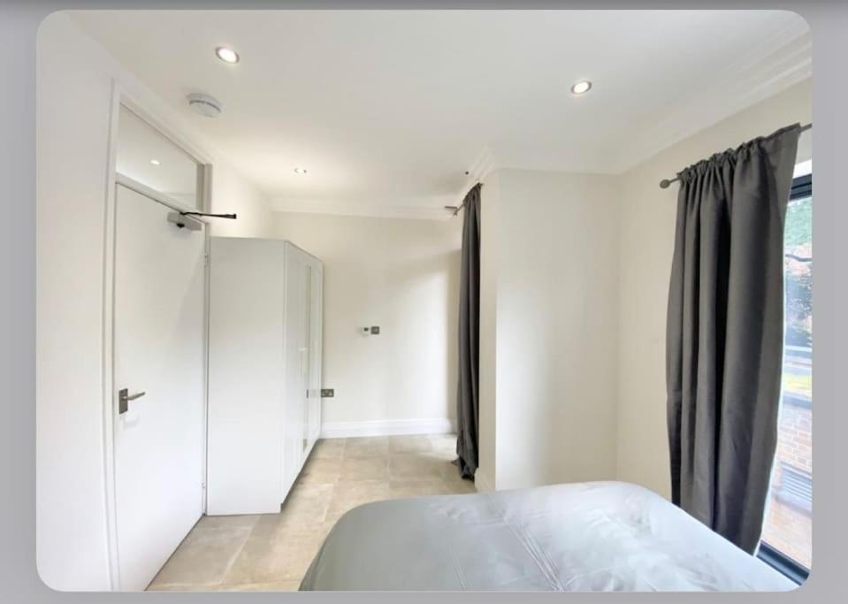 Luxury 4-Bed Apartment With Balcony & Garden, Near Emirates Stadium, 15 Mins To Central Лондон Экстерьер фото