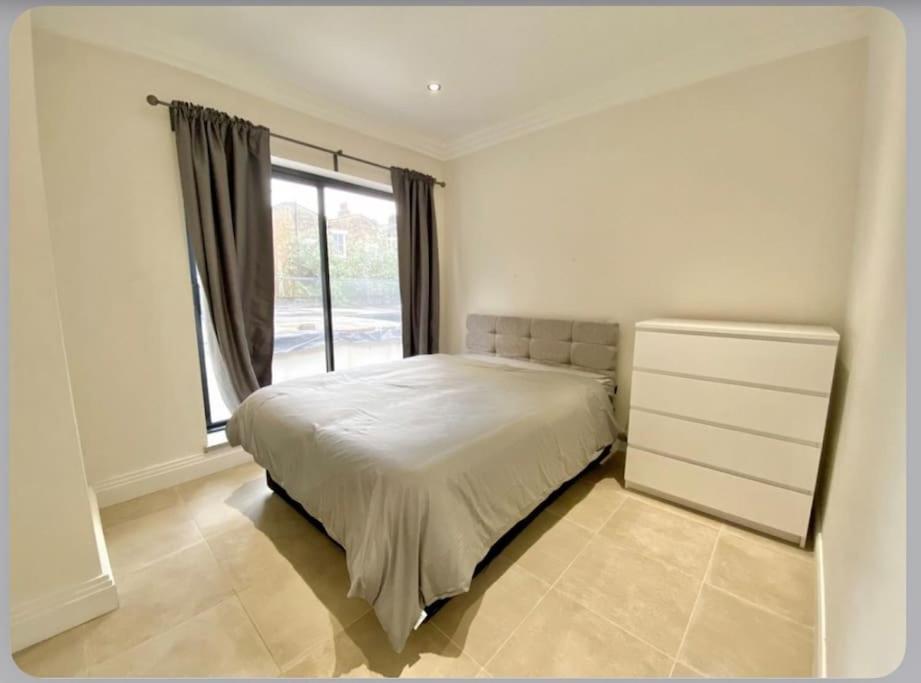 Luxury 4-Bed Apartment With Balcony & Garden, Near Emirates Stadium, 15 Mins To Central Лондон Экстерьер фото