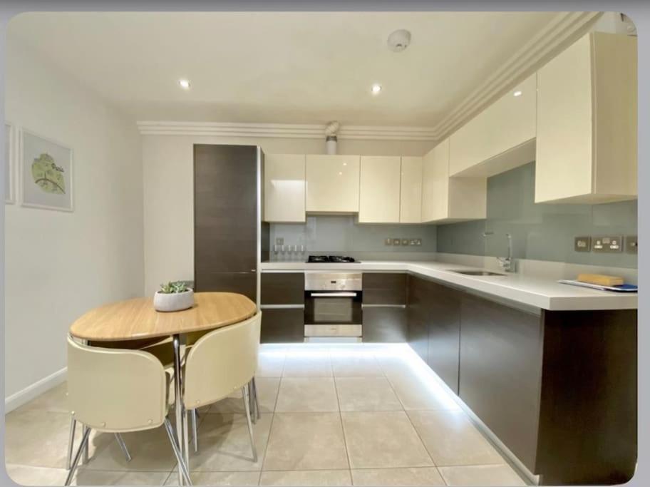 Luxury 4-Bed Apartment With Balcony & Garden, Near Emirates Stadium, 15 Mins To Central Лондон Экстерьер фото