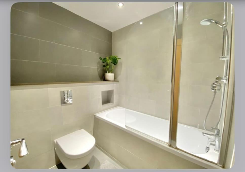 Luxury 4-Bed Apartment With Balcony & Garden, Near Emirates Stadium, 15 Mins To Central Лондон Экстерьер фото