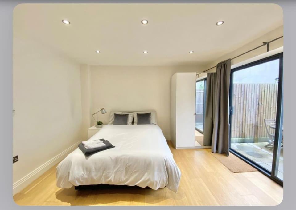 Luxury 4-Bed Apartment With Balcony & Garden, Near Emirates Stadium, 15 Mins To Central Лондон Экстерьер фото